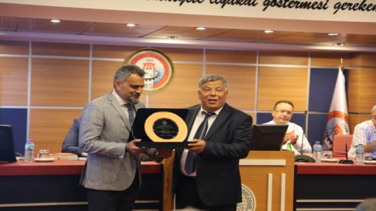 MUTSO Meclisi’nden Acarlar’a plaket