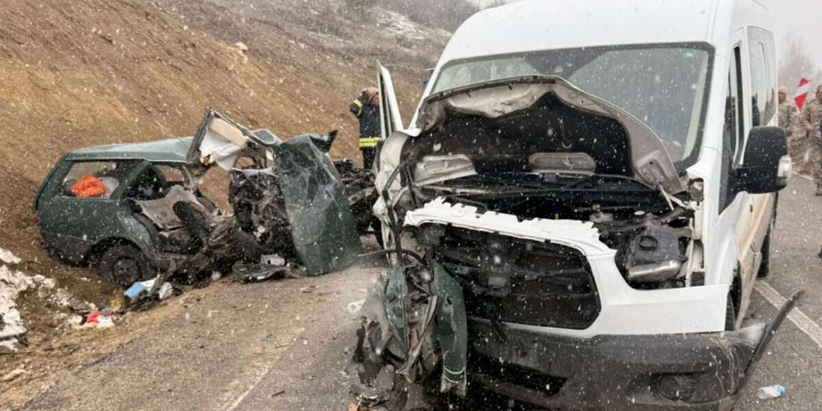 Öğretmenleri Taşıyan Servis İle Otomobil Kafa Kafaya Çarpıştı: 1 Ölü, 2’si Ağır 10 Yaralı
