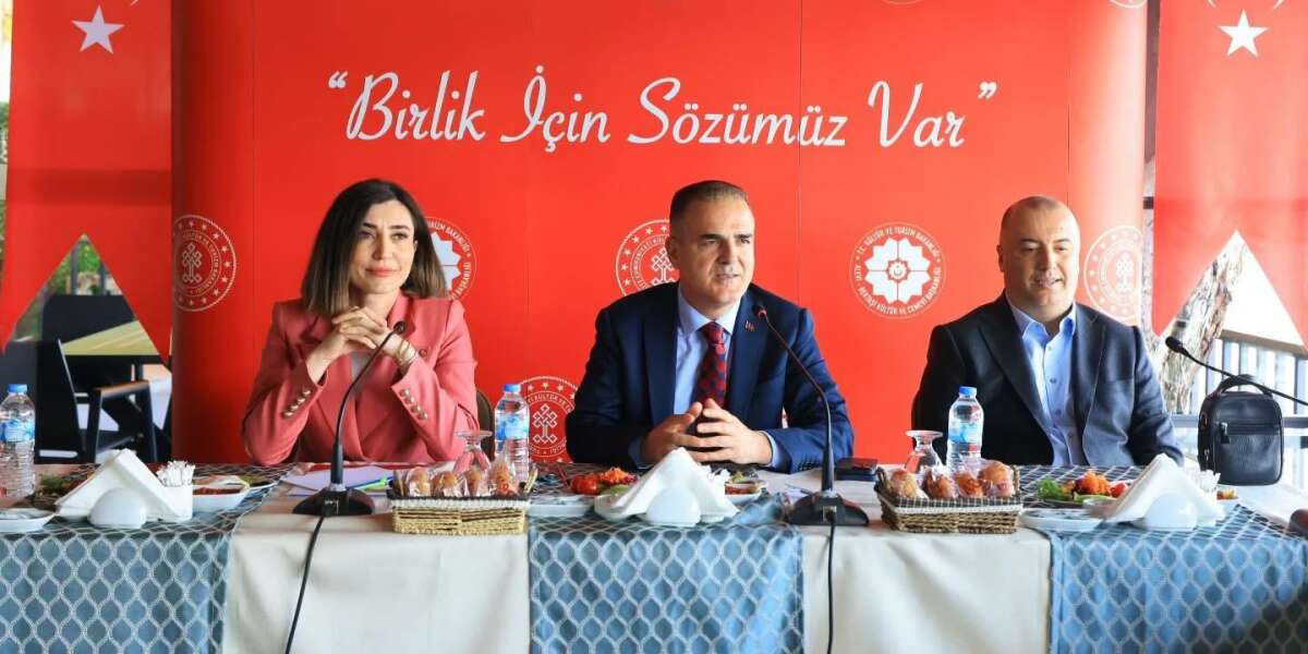 Vali Dr. İdris Akbıyık Bodrum’da Alevi İnanç Önderleri ve Cemevi Başkanları Toplantısına Katıldı