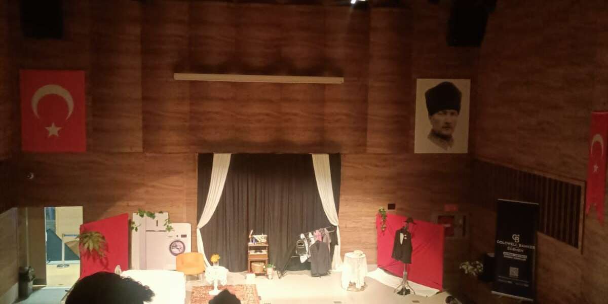 Menteşe’de “Dört Duvar” Oyunu Sahnelendi, İzleyiciden Tam Not Aldı