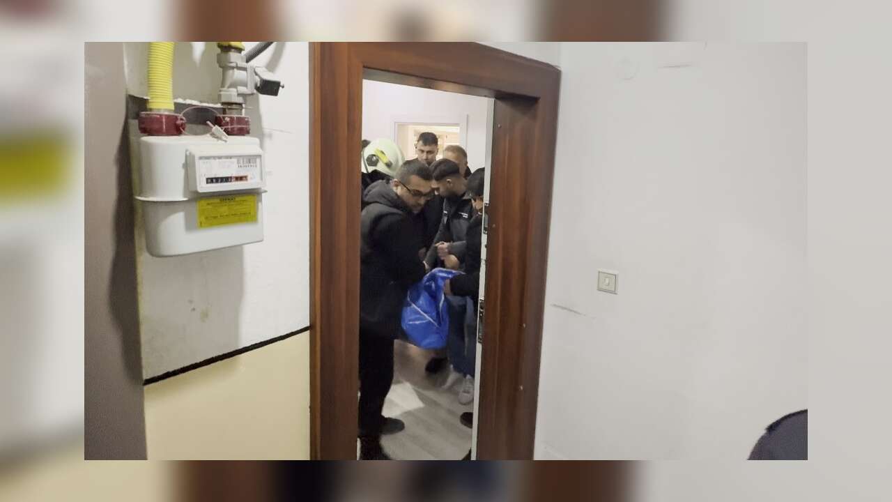 Bacasında Çıkan Yangına Müdahale Etmek İsteyen Şahıs Çatıdan Apartman Boşluğuna Düştü: Hayatını Kaybetti