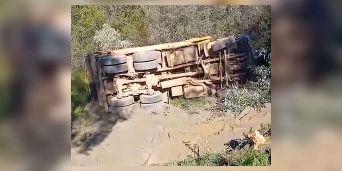 Kamyon Şarampole Devrildi, Sürücü Hayatını Kaybetti