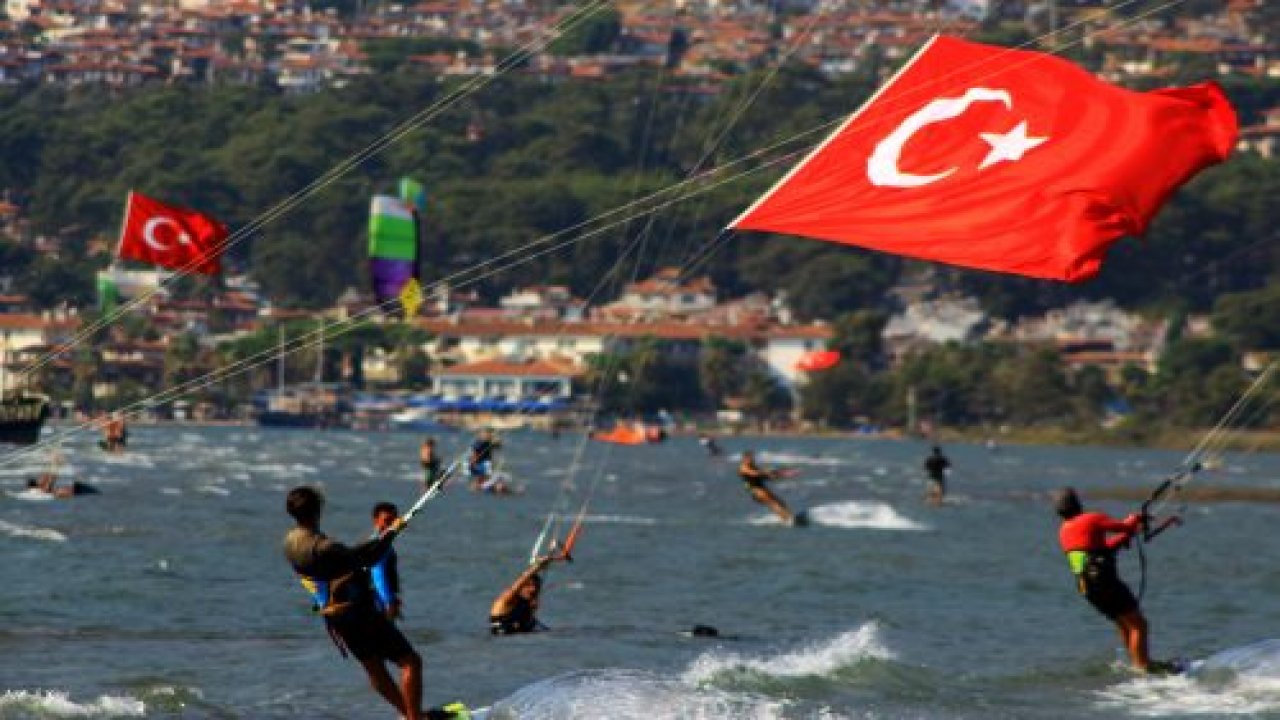 30 Ağustos’u denizde kutladılar