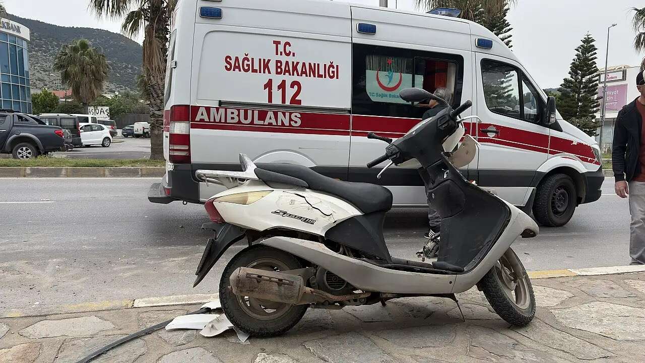 Muğla'da Korkutan Kaza: Motosiklet Kamyonetin Altına Girdi, Sürücü Yaralandı