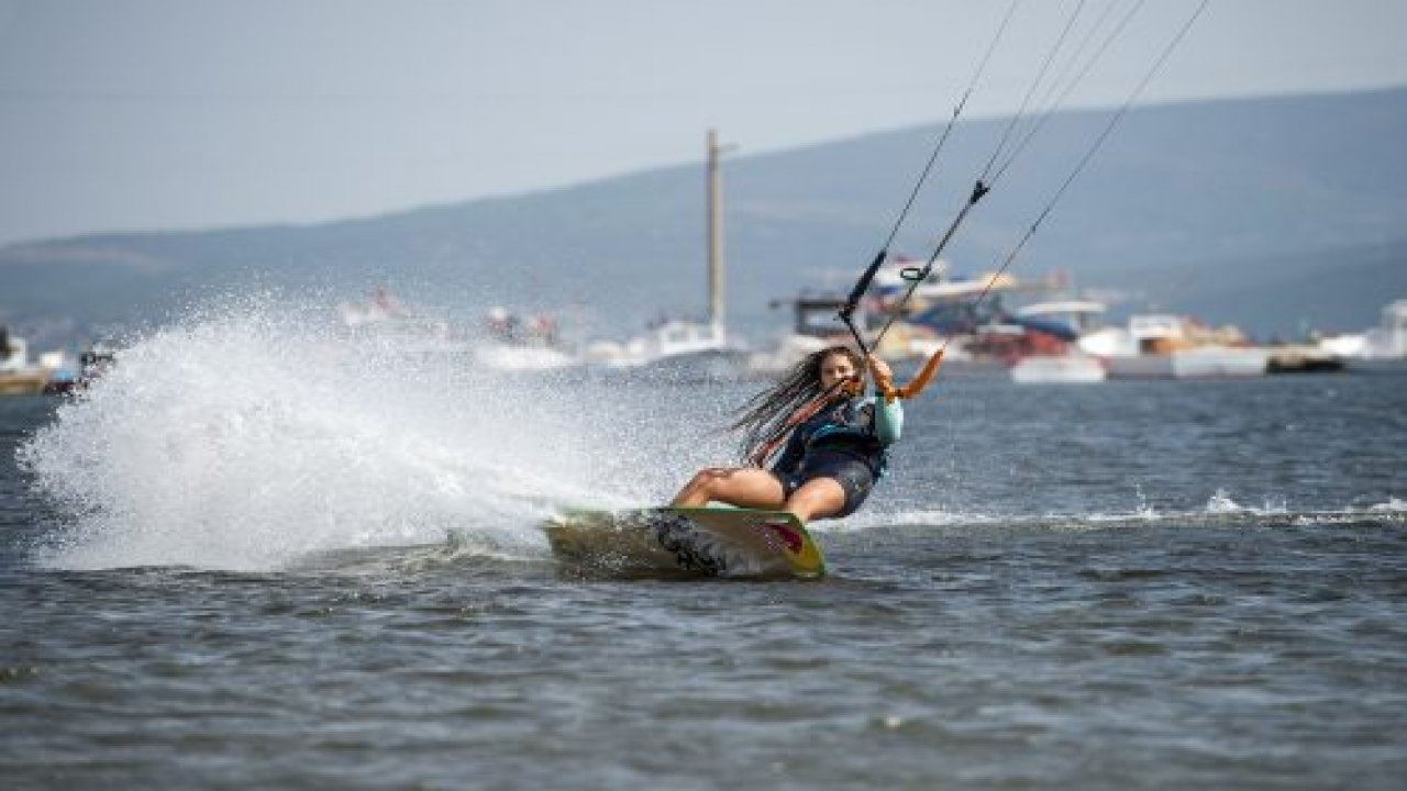 Dünya Şampiyonu sörfçü Akyaka’ya hayran kaldı