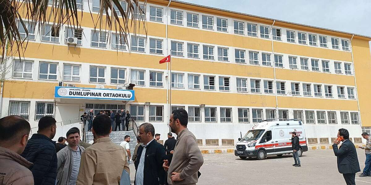 Ortaokulda Öğretmene B*çaklı Saldırı Girişimi