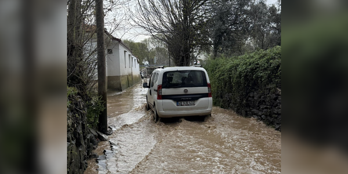 Denizli Çevre Yolunda Menfez Taştı: Araçlar Suya Gömüldü, Trafik Aksadı