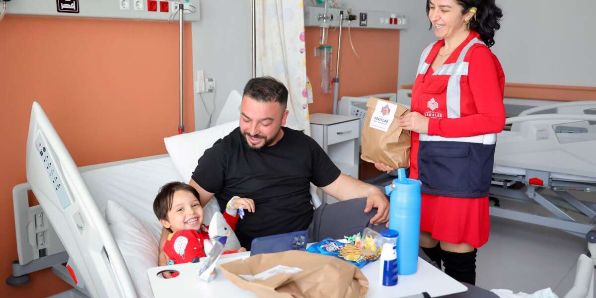 Vakıf Medeniyeti Yaşatılıyor: Hastalara Meyve İkramı