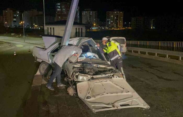 Otomobil Direğe Çarptı: 1’i Ağır 2 Yaralı