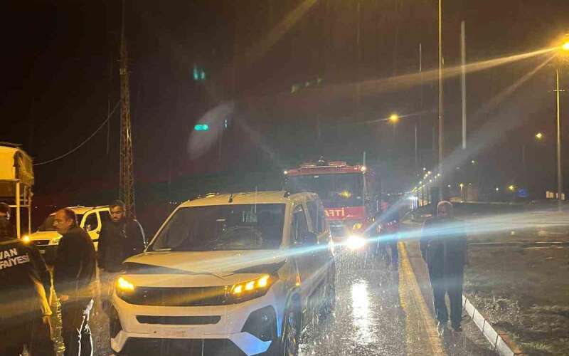 Hafif Ticari Araç Hurdaya Döndü: 1 Yaralı