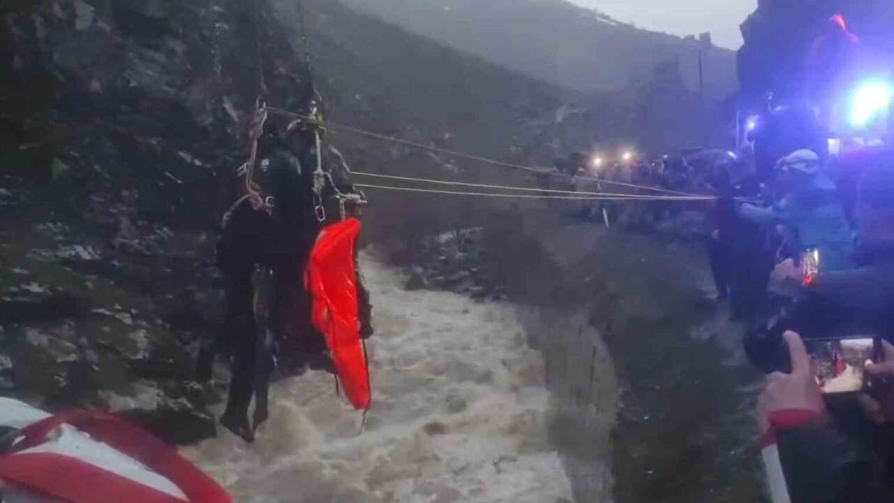 Beton Mikseri Dereye Uçtu: Sürücü Hayatını Kaybetti