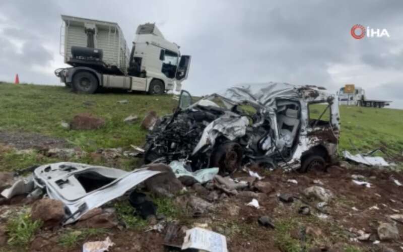 Tır ile Hafif Ticari Araç Çarpıştı: Yaşlı Yolcu ve Sürücü Hayatını Kaybetti