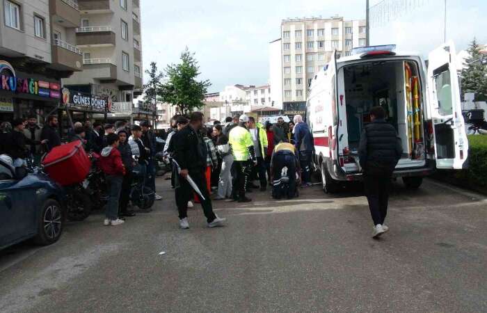 Motosiklet Yayalara Çarptı: Baba Ve Bebek Yaralandı