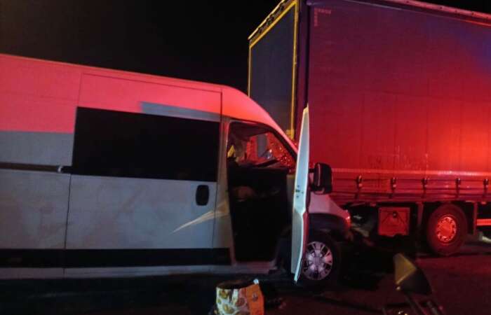 Panelvan Tıra Çarptı: 1 Ölü, 1 Yaralı