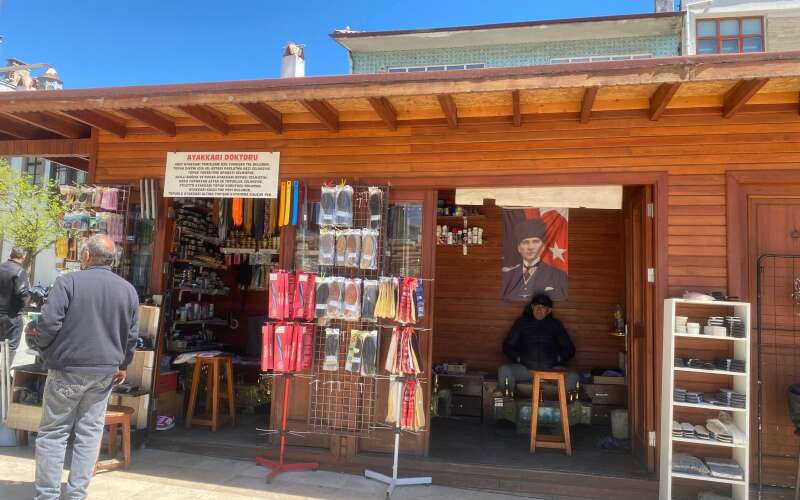 Menteşe’nin En Eski Ayakkabı Boyacısı: 71 Yıldır Bu Mesleği Yapıyor