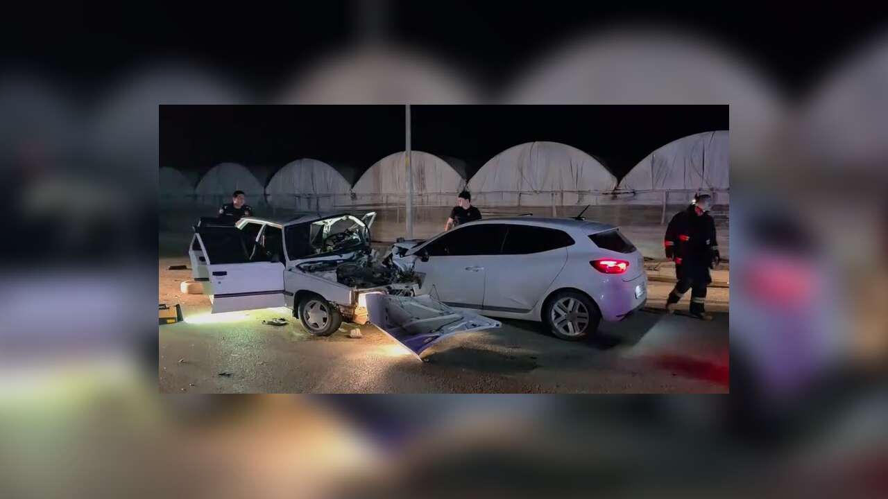 İki Otomobil Kafa Kafaya Çarpıştı: 1 Ölü