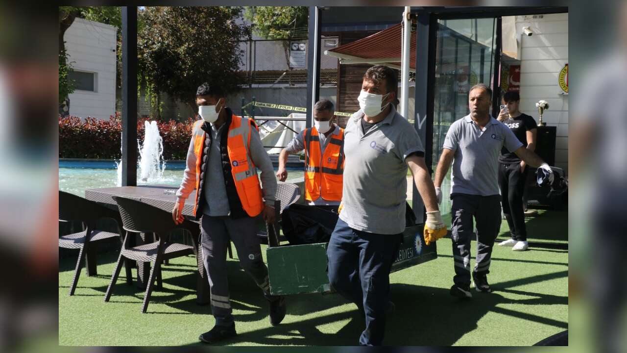 Reklam Panosundan Tanınmayacak Halde Erkek Ces*ti Çıktı