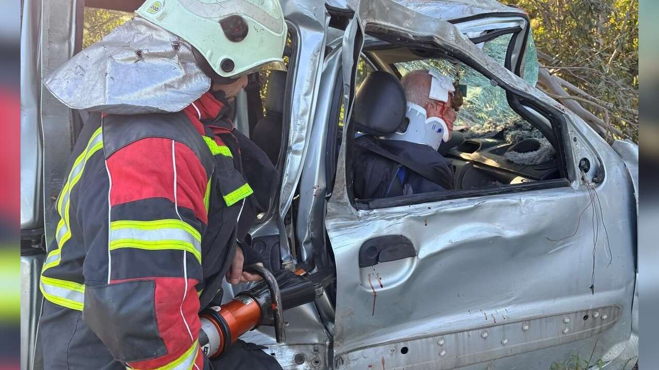 Ticari Araç Takla Attı, Yol Kenarına Savruldu: 3 Yaralı