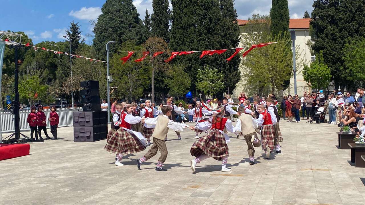 Menteşe’de Uluslararası Buluşma: 6 Ülkeden 260 Çocuk Aynı Sahneyi Paylaştı