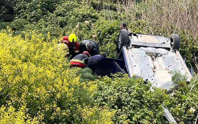 Direksiyon Hakimiyetini Kaybetti  Şarampole Yuvarlandı: 3 Kişi Sıkıştı