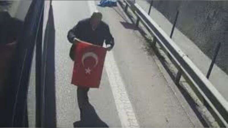 “Bayrak Ayak Altında Olmaz” dedi, Otobüsü Durdurdu: Şoförden Duygulandıran Hareket