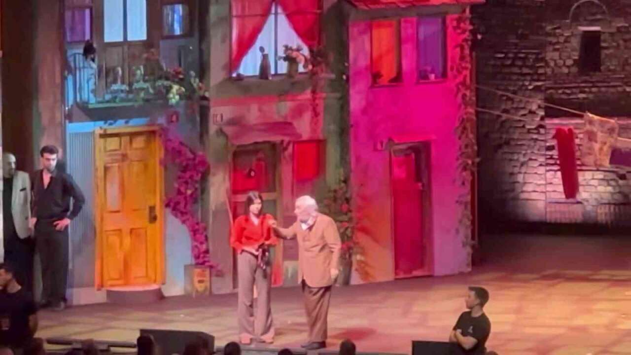 Müjdat Gezen Sahnede Fenalaştı: Hastaneye Kaldırıldı