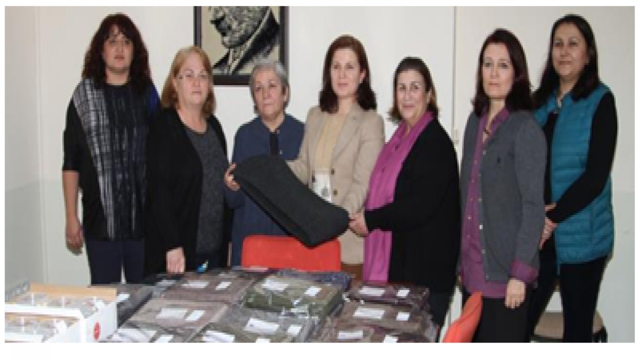 Fethiyeli bayanlar askerler için atkı ördü