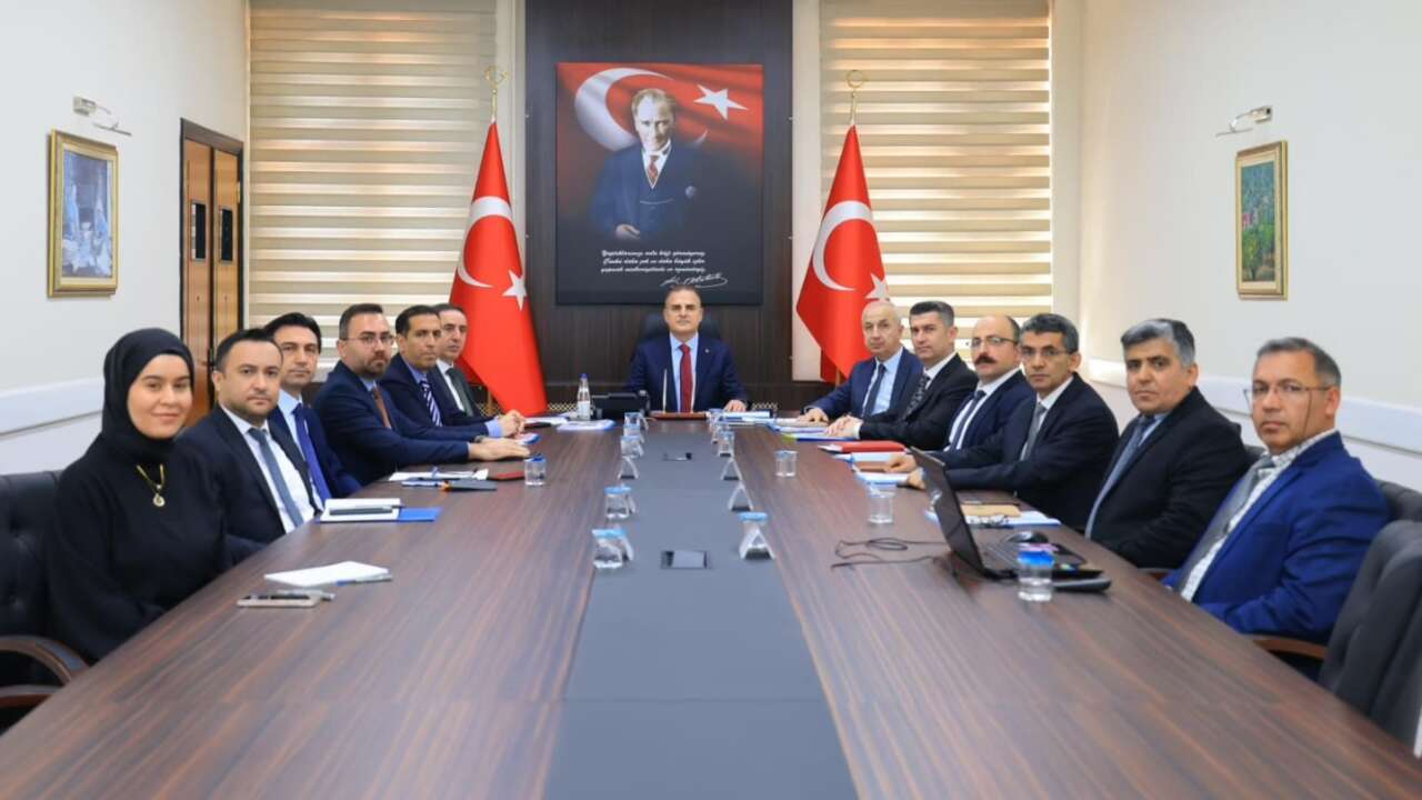 Muğla Valisi Akbıyık Başkanlığında Toplantı: Dalyan Kanalı’nda Elektrikli Tekne Dönüşümü Başlıyor