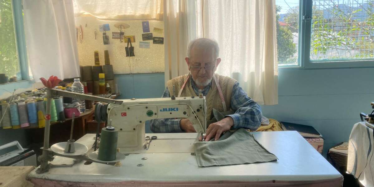 Muğla’da Terzilik Yapan Ama Şair Gibi Yaşayan Usta: Hacı Fikret Oklu’nun Hikâyesi