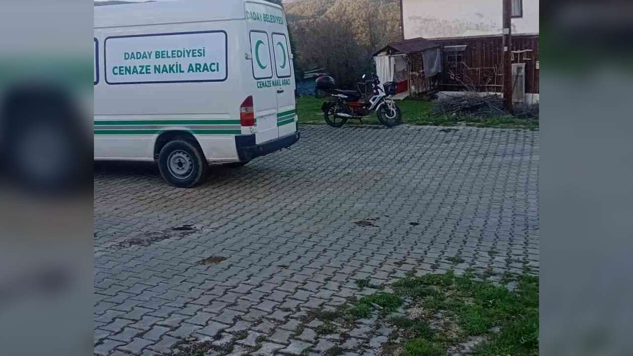 Emekli Öğretmen Evinde Ölü Bulundu