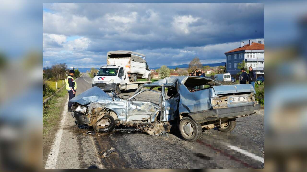 Otomobil İkiye Bölündü, Sürücü Hayatını Kaybetti