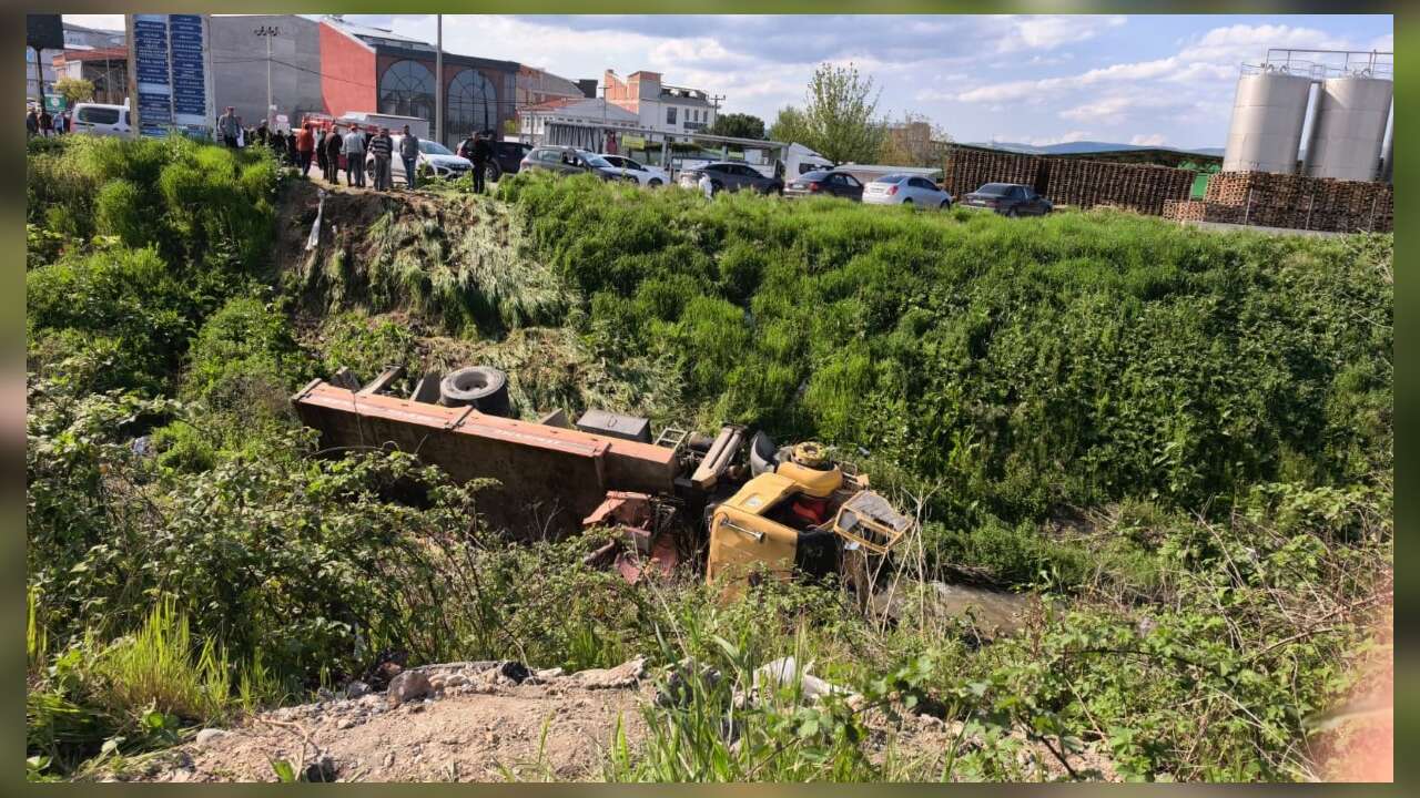 Freni Patlayan Vinç Dereye Uçtu : Sürücü Hayatını Kaybetti