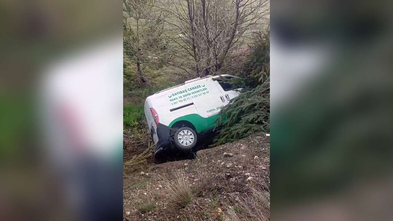 Cenaze Nakil Aracı Şarampole Uçtu: 2 Yaralı