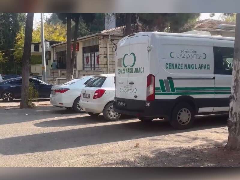 Tıra Çarpan Otomobilde Baba Ve Oğlu Hayatını Kaybetti