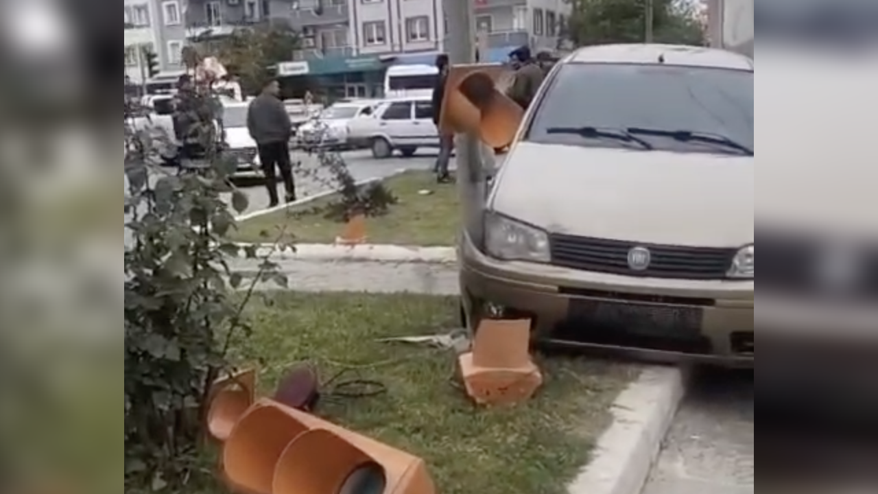 Muğla’da Kavşakta Kaza: Araç Refüjdeki Trafik Lambasına Çarptı