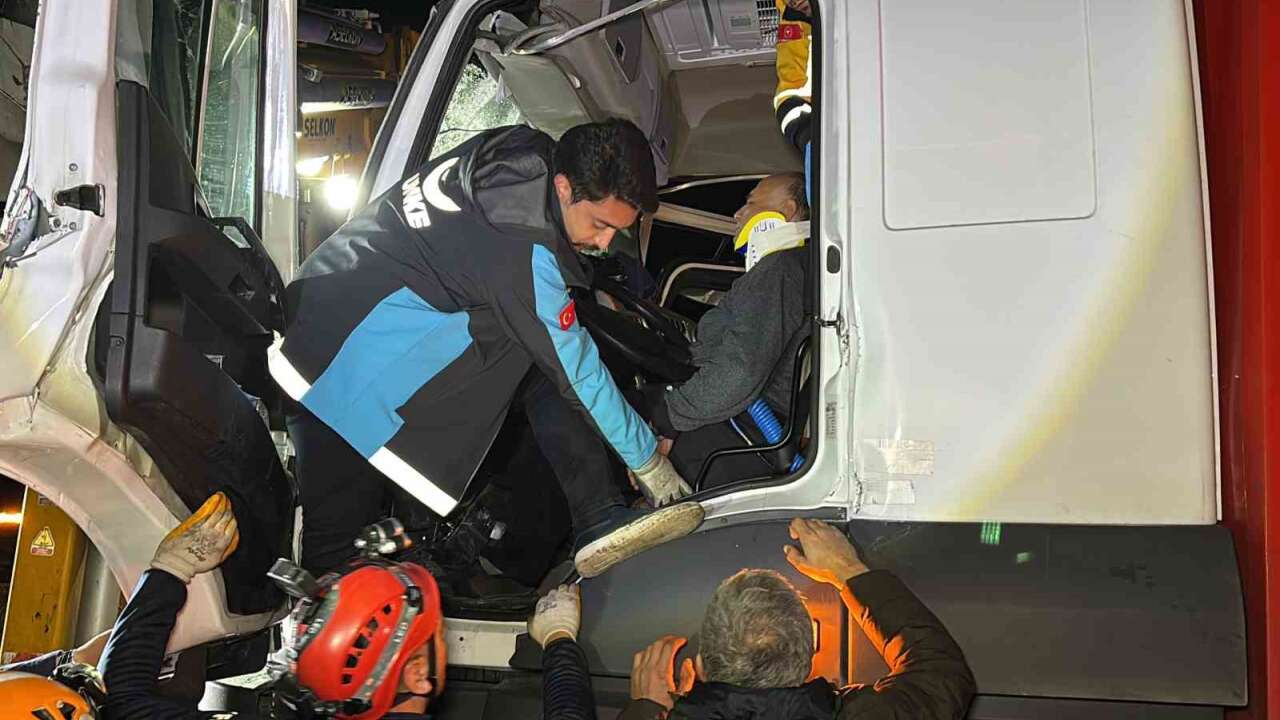 Kamyon Tıra Çarptı, Sürücü Kabinde Sıkıştı: AFAD, UMKE ve Polis Ekipleri Seferber Oldu