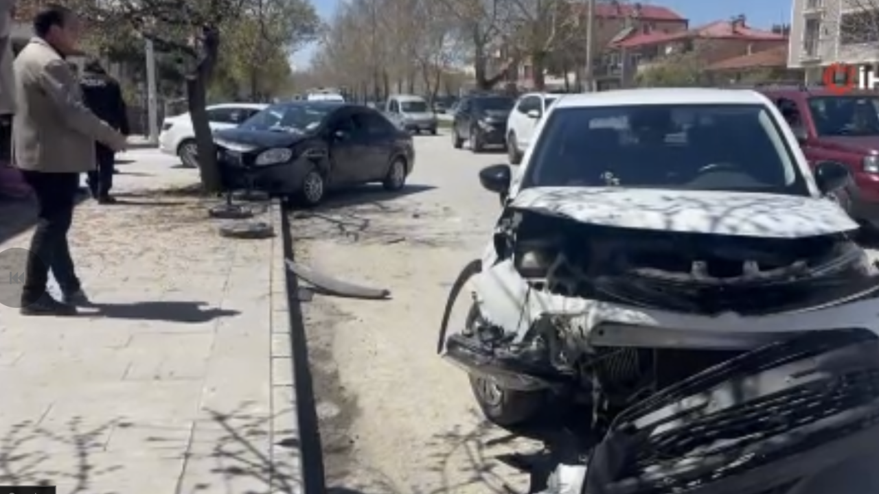 Bulvarda İki Araç Çarpıştı: 3’ü Çocuk 6 Yaralı