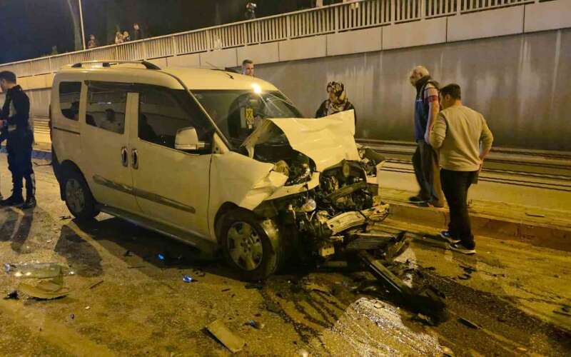 Yavaşlayan Trafik Fel*kete Döndü: 11 Araçlık Zincirleme Kaza