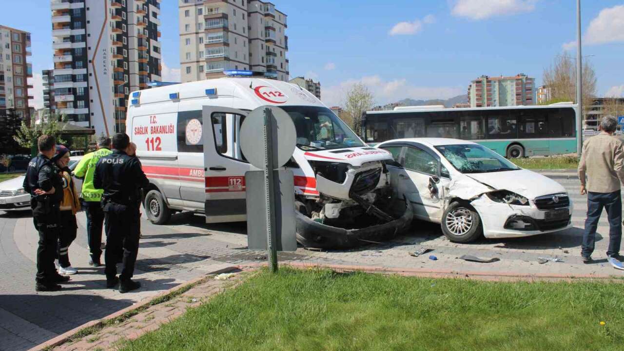 Hasta Taşıyan Ambulansla Otomobil Çarpıştı
