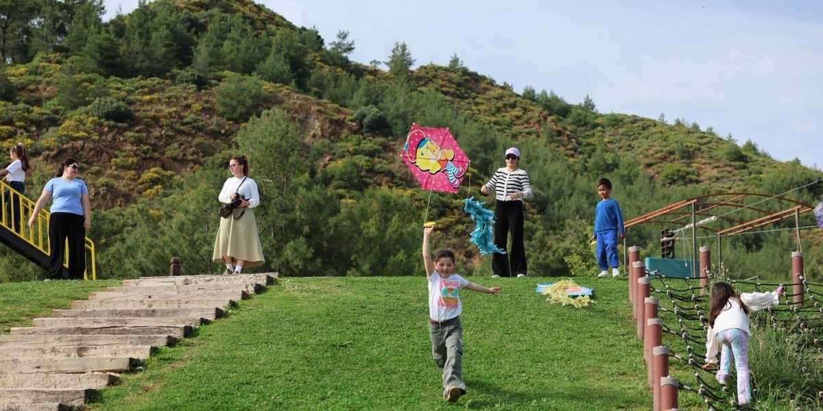 Marmaris’te Uçurtmalar Gökyüzünü, Çocuklar Burunucu’nu Renklendirdi