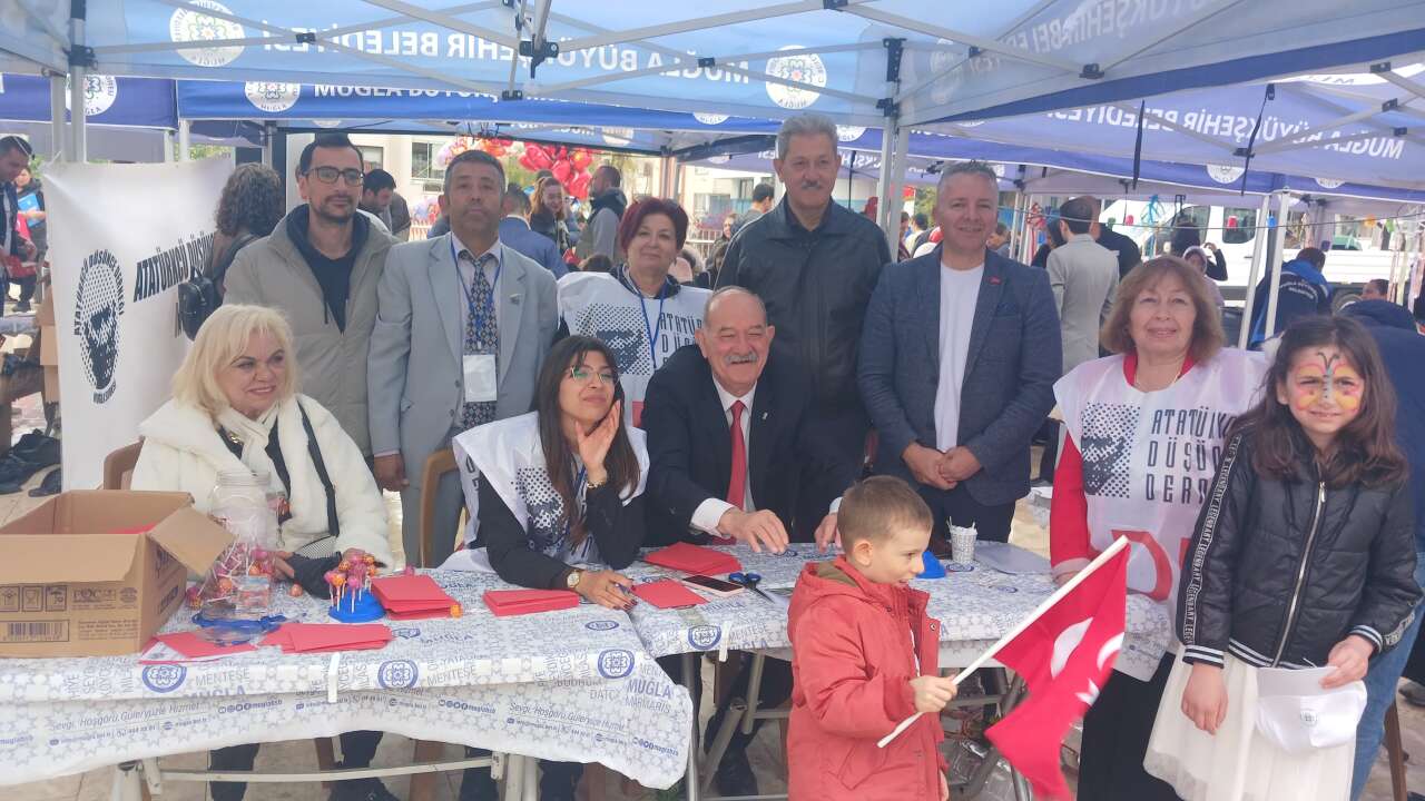 Kent Meydanı’nda Atamıza Mektup Mesaisi: ADD Muğla Şubesi Çocuklarla Buluştu