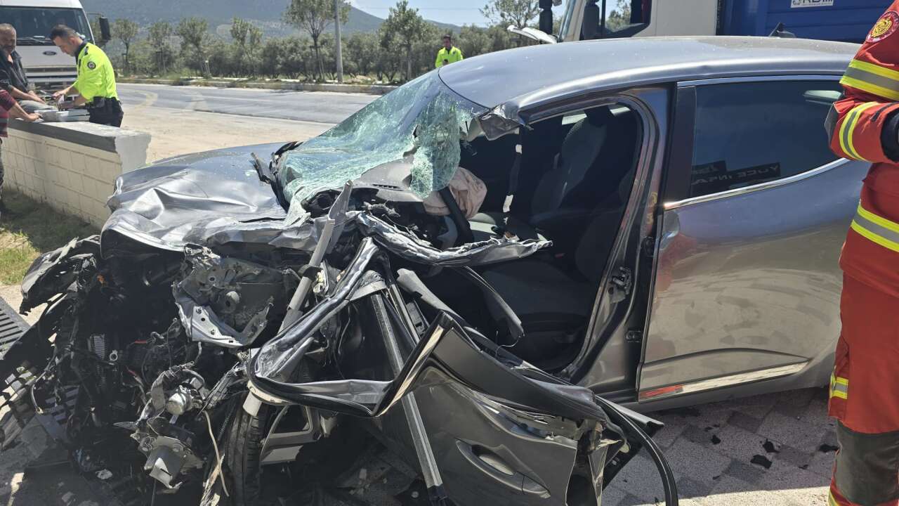 Milas–Yatağan Yolunda Kamyon ile Otomobil Çarpıştı: 1 Yaralı