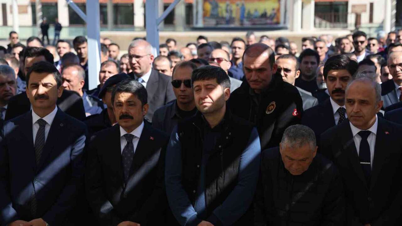 Adalet Komisyonu Başkanı’nın 2.5 Yaşındaki Oğlu, Boğazına Çilek Kaçması Sonucu Hayatını Kaybetti