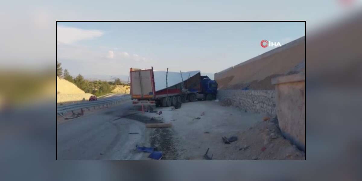 Tır Rampaya Çarptı, Fırlayan Mermerler Minibüsü Parçaladı: 1 Ölü, 3 Yaralı