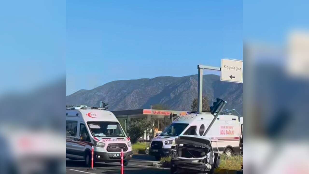 Köyceğiz’de Öğrenci Servisi ile Otomobil Çarpıştı: 4 Yaralı