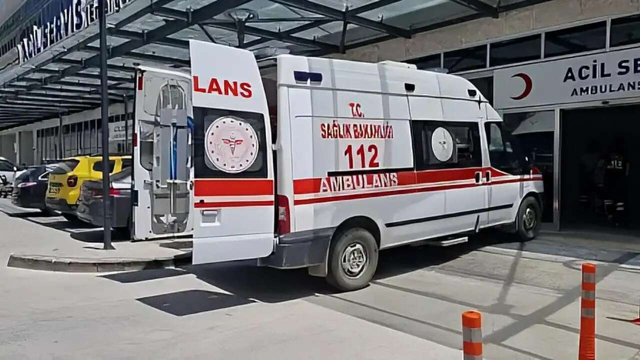 Muğla'da Üzerine Kamyon Devrilen İşçi Ağır Yaralandı