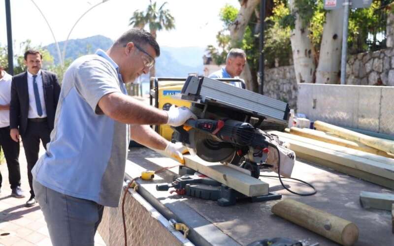 Marmaris Belediyesi Harekete Geçti: İçmeler’de Korkuluklar ve Banklar Yenileniyor