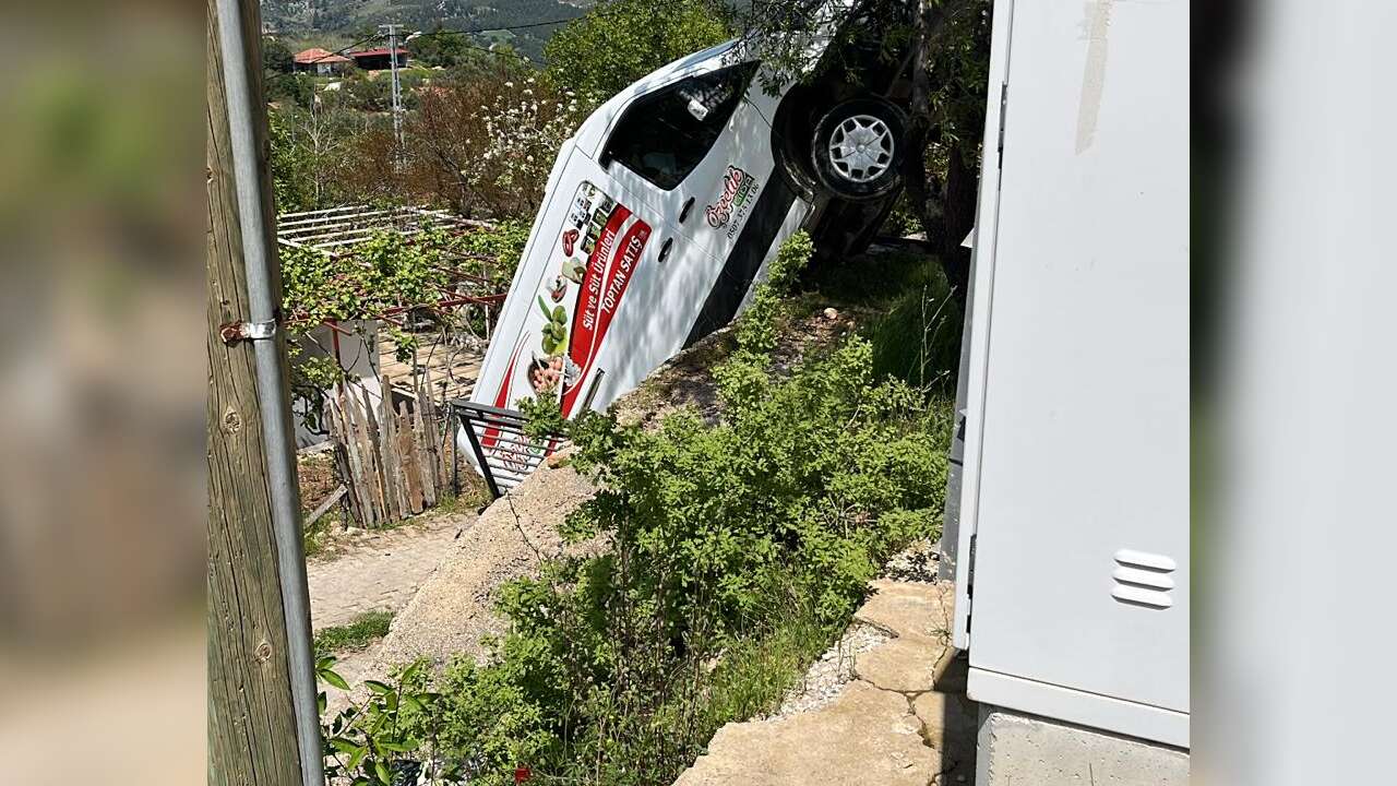 Menteşe’de Park Halindeki Araç Şarampole Yuvarlandı
