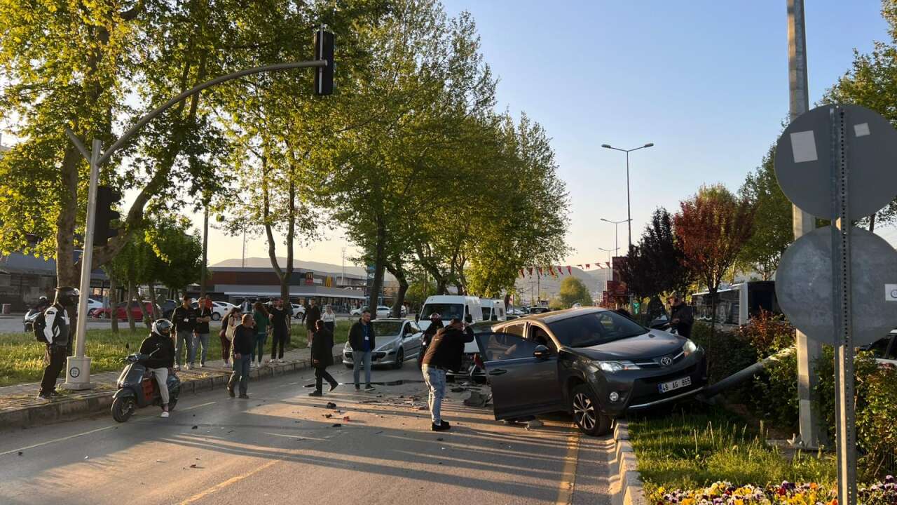 Menteşe’de Aynı Noktada Peş Peşe Trafik Kazası