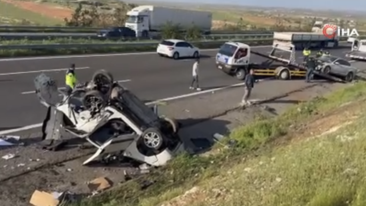 Hafif Ticari Araç Otomobil İle Çarpıştı: 3 Ölü, 5 Yaralı